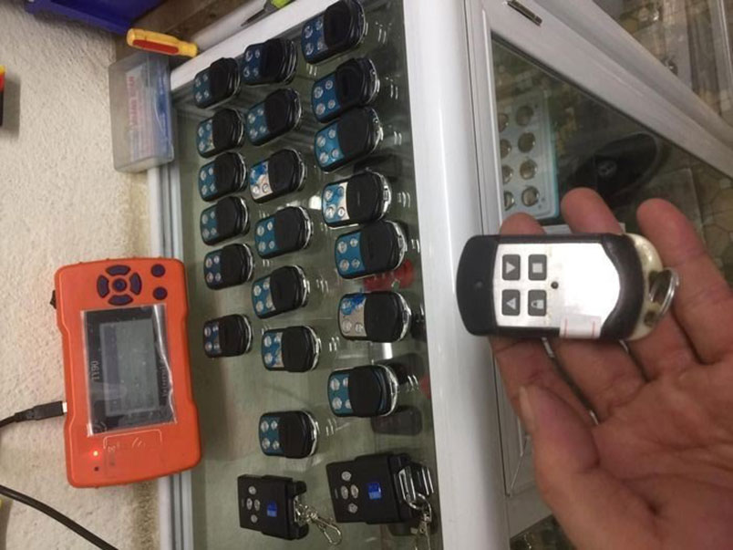 Sửa khóa cửa cuốn, sửa điều khiển remote cửa cuốn giá tốt tại Sửa Khóa Tận Nơi