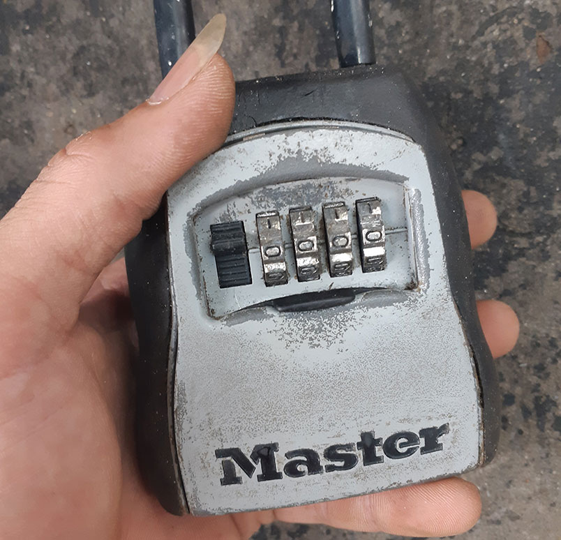 Khóa vali bị han gỉ, oxi hóa do thời tiết